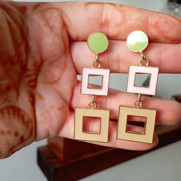 ♥️ Retro 70s Chic Earrings - Picture 7 of 10